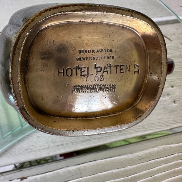 REED & BARTON, SILVER SOLDERED, 7 OUNCE, HOTEL CREAM PITCHER - Picture 6 of 7